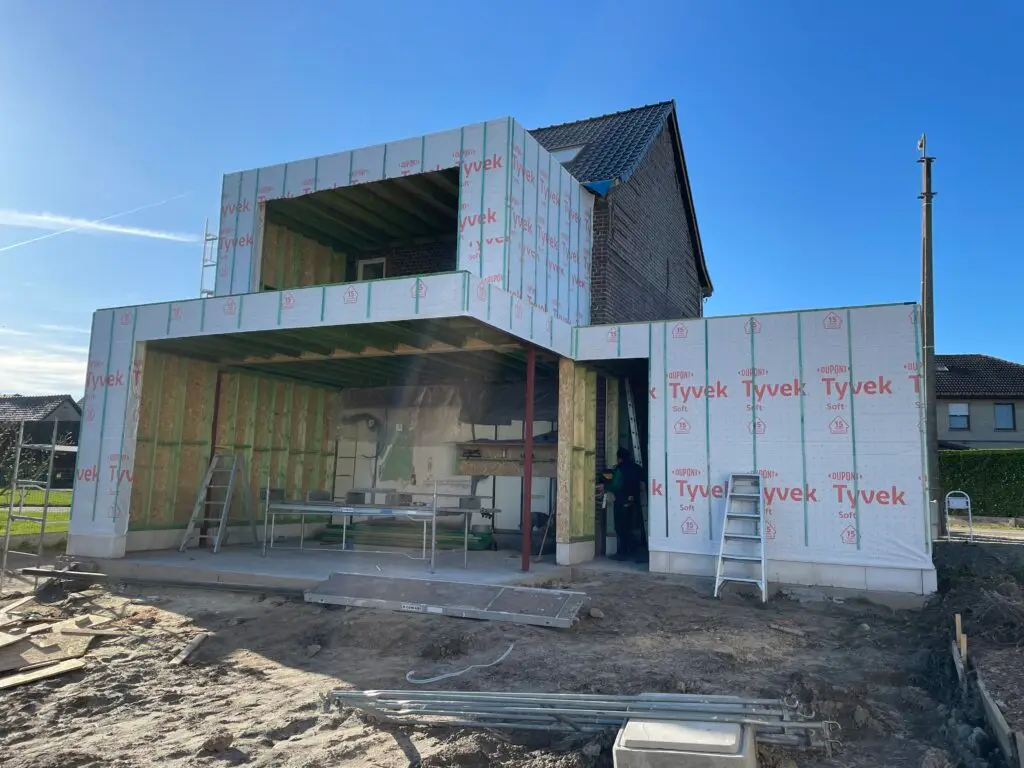 Houtskelet aanbouw met open raamvlakken en beschermfolie in Semmerzake