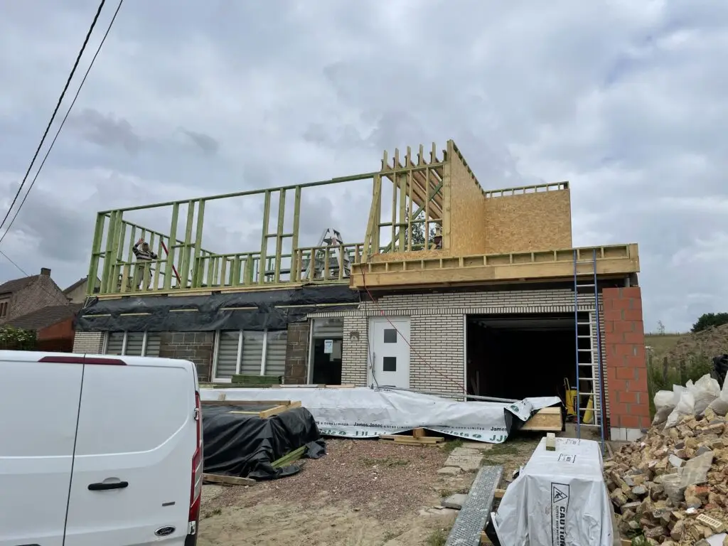 Houten bovenbouw met OSB-platen boven de bestaande voorgevel in Zottegem