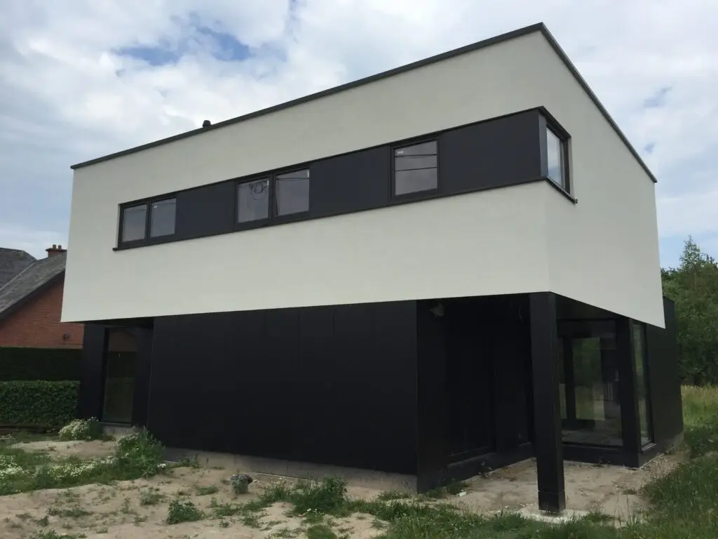 Gevelafwerking met crepi en Trespa bij de houtskeletwoning in Boortmeerbeek
