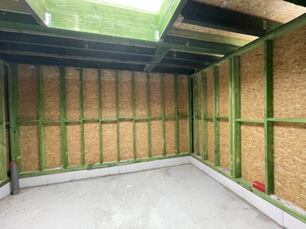 Binnenzijde van de houtskeletconstructie met OSB-platen en kimblokken in Merelbeke