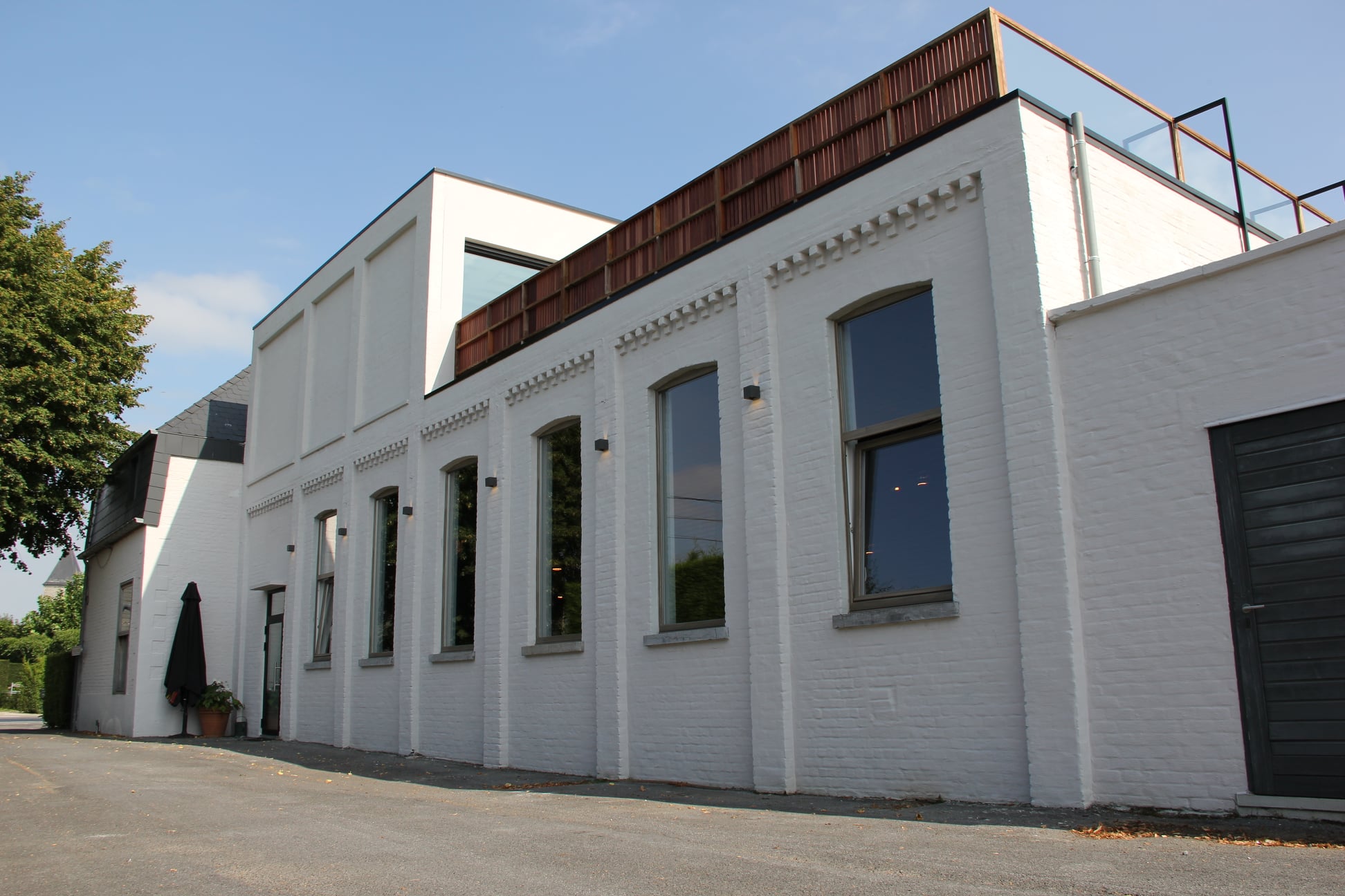 Brasserie De Kring in Oudenaarde met extra verdieping boven de witte gevel
