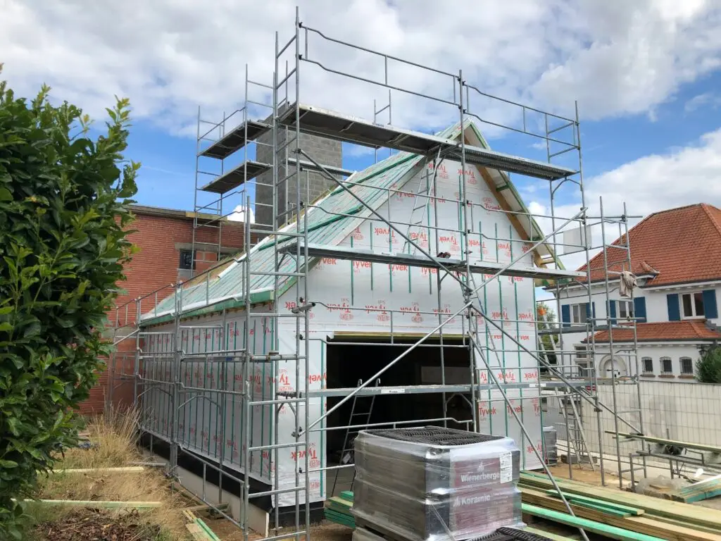 Houtskelet aanbouw met liftkoker in Brakel, ingepakt met gevelfolie