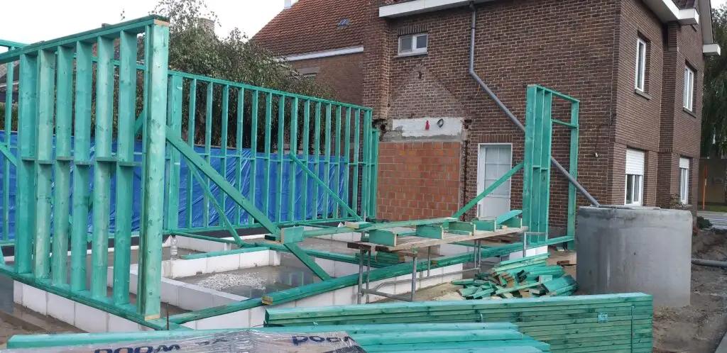 Opbouw van de houtskeletaanbouw naast de woning in Lievegem