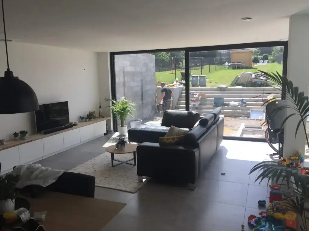 Interieur met brede raampartij in de nieuwbouwwoning in Halle