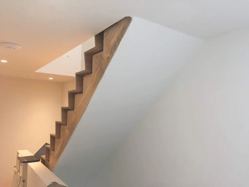 Houten binnentrap in de nieuwbouwwoning in Halle