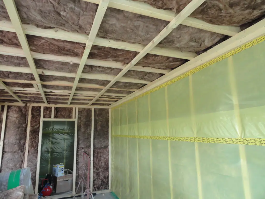 Isolatie, dampscherm en lattenwerk aan de binnenwand in Diksmuide