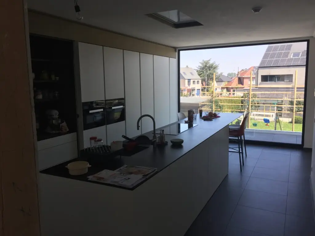 Keuken met kookeiland in de nieuwbouwwoning in Denderleeuw