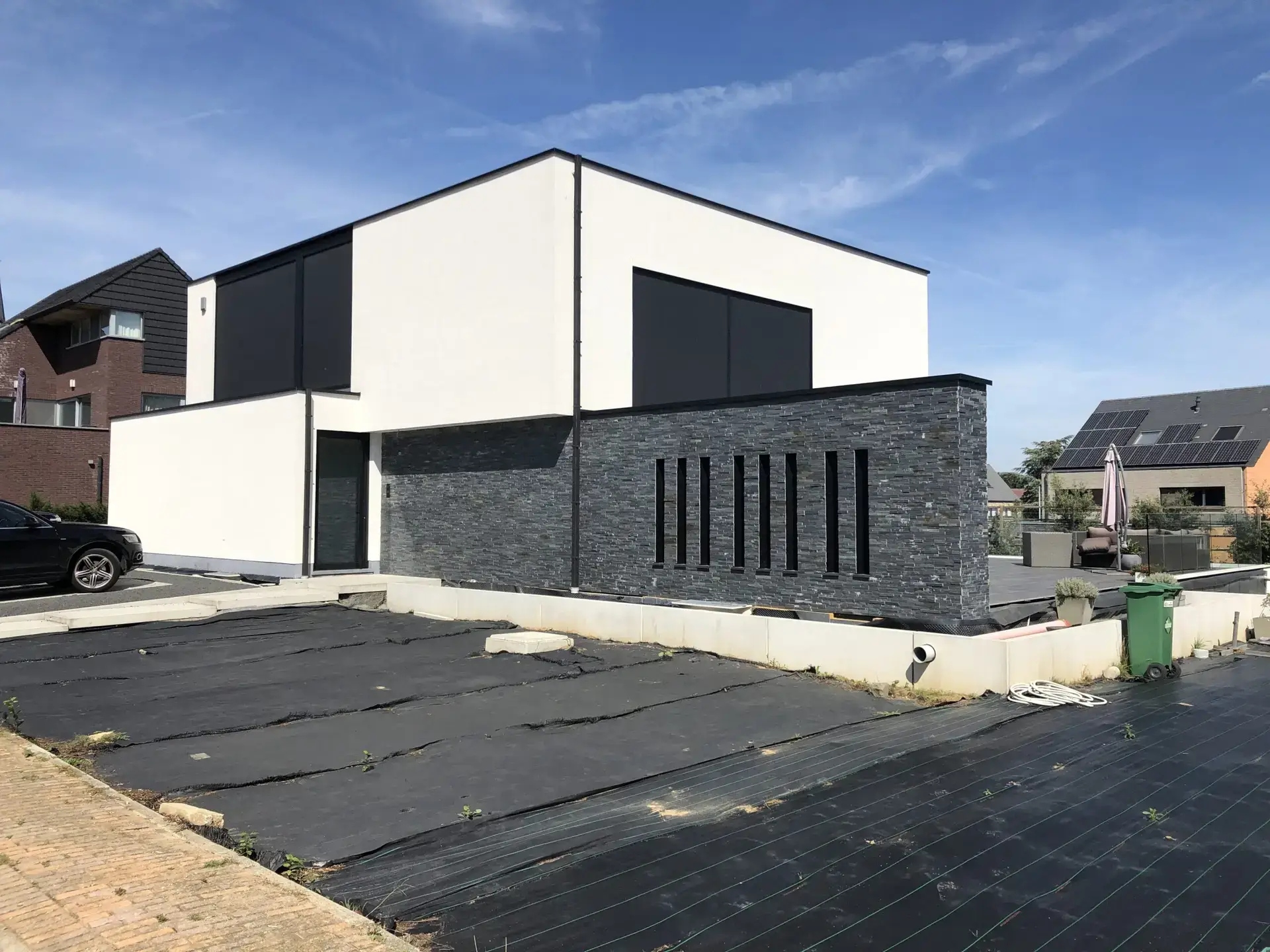 Nieuwbouwwoning in Denderleeuw met natuursteen en lichte crepi
