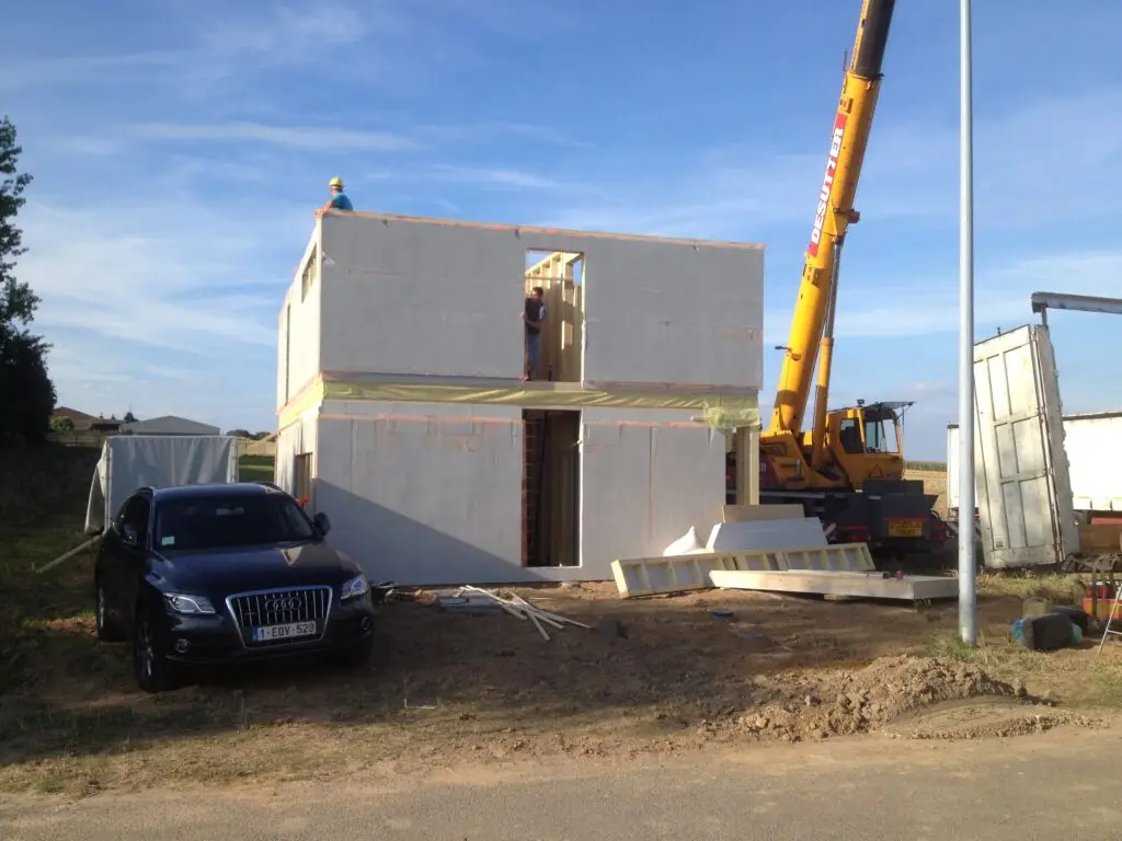 Plaatsing van prefab houtskeletwanden met een kraan in Nossegem