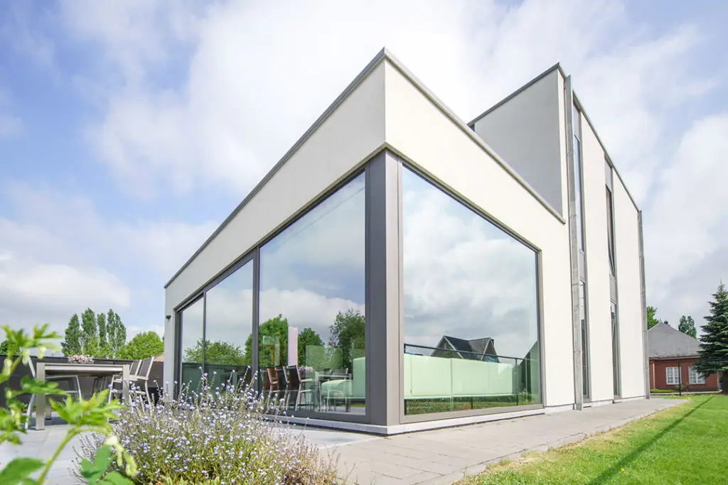 Grote hoekramen aan de tuinzijde van de nieuwbouw in Dendermonde