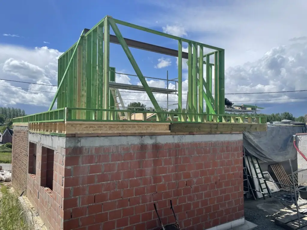 Houtskeletwand met grote opening boven het bestaande metselwerk in Zottegem