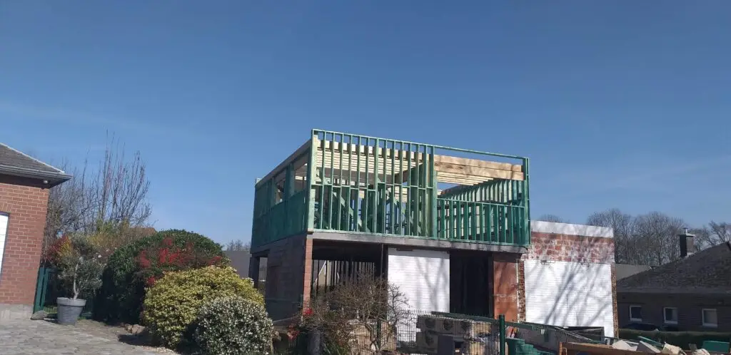 Houten skelet van de extra verdieping tijdens de optopping in Sint-Pieters-Leeuw