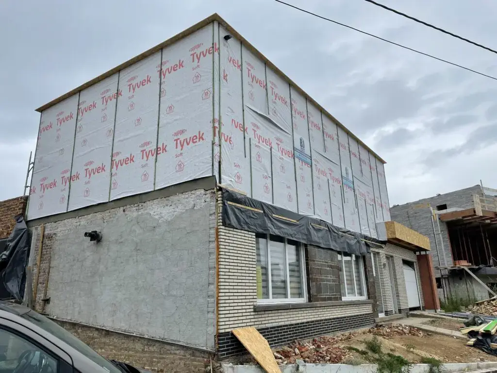 Extra verdieping met wit gevelmembraan boven de bestaande woning in Zottegem