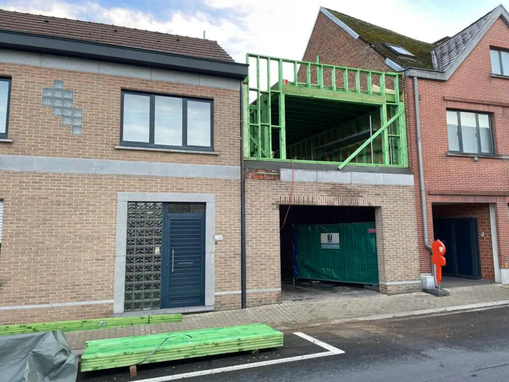 Houten wandstructuur van de optopping boven een bestaande garage in Brakel