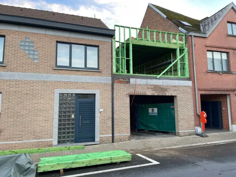 Renovatie houtskelet. Plaatsen van een houtskelet verdieping op een bestaande woning/garage.