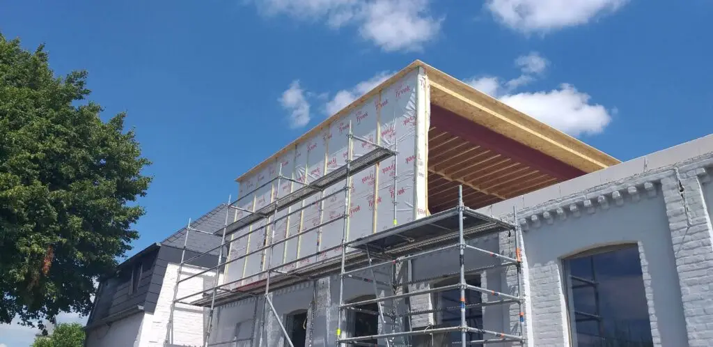 Houtskeletmuren van de optopping bij De Kring in Oudenaarde, beschermd met geveldoek