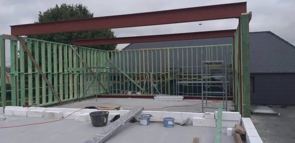 Open houtskeletstructuur tussen de stalen constructie bij De Kring in Oudenaarde
