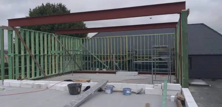 open houtskeletstructuur geplaatst tussen de stalen constructie