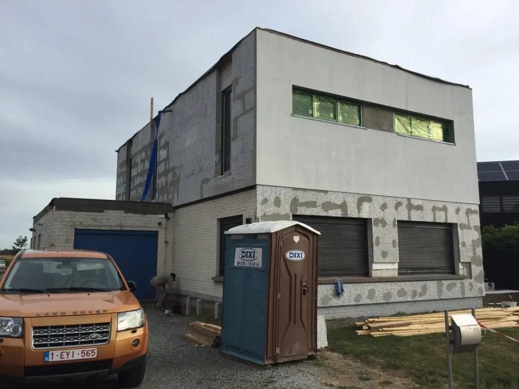 Woning in Oosterzele met nieuwe bovenbouw tijdens de voorbereiding van de crepigevel
