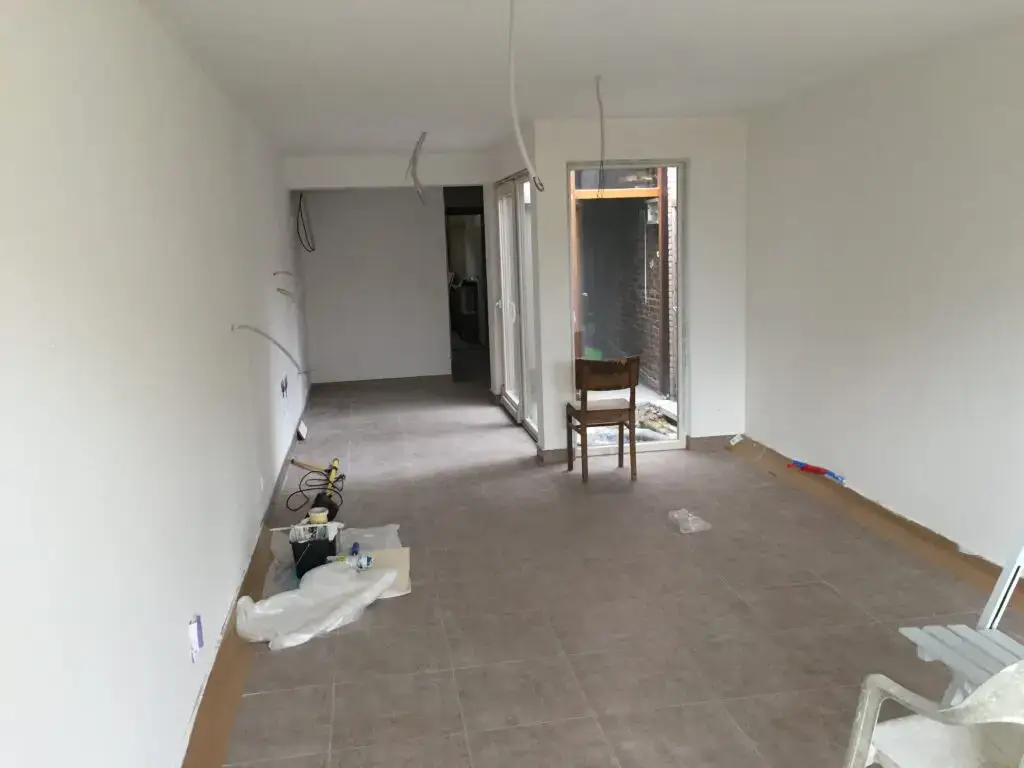 Binnenruimte van de aanbouw in Drongen met gepleisterde wanden en plafond