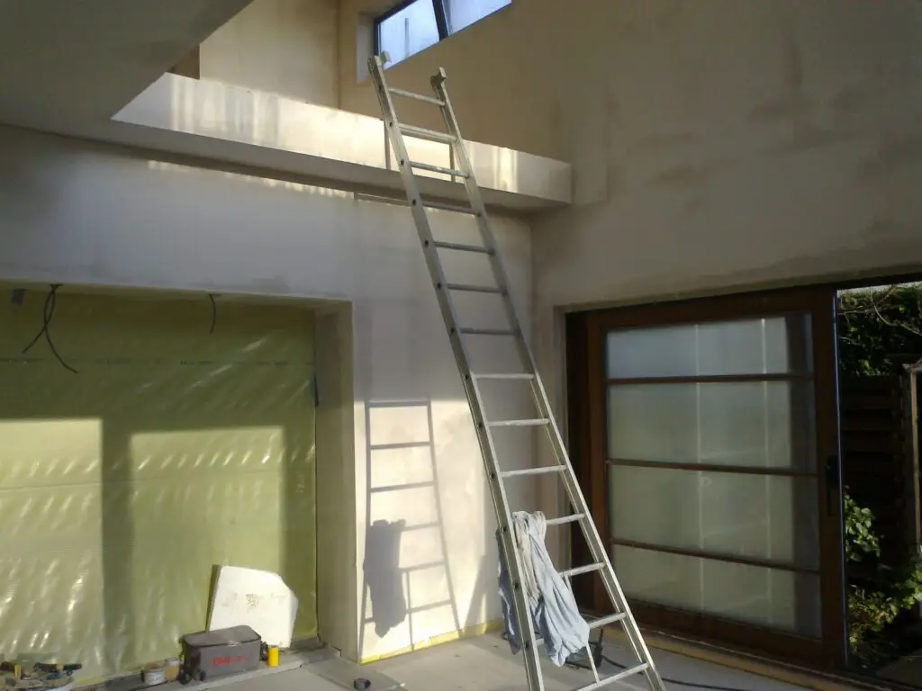 Binnenafwerking met open verbinding tussen de bouwlagen van de aanbouw in Gentbrugge