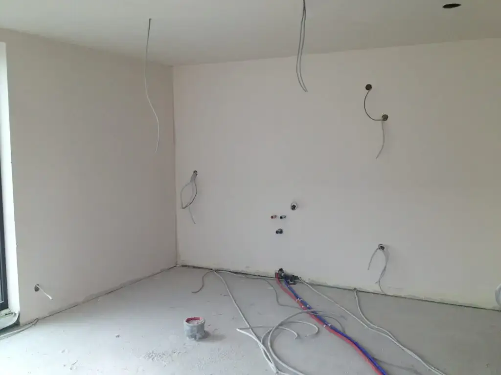 Afgewerkte binnenwanden met zichtbare aansluitingen in de woning in Landegem