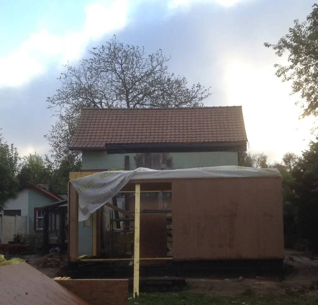 Houtskelet van de aanbouw tegen de bestaande woning in Heusden