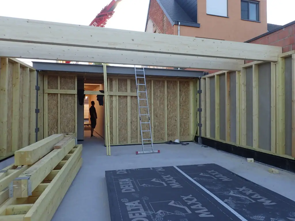 Detail van prefab houtskeletbouw op de werf in Wichelen