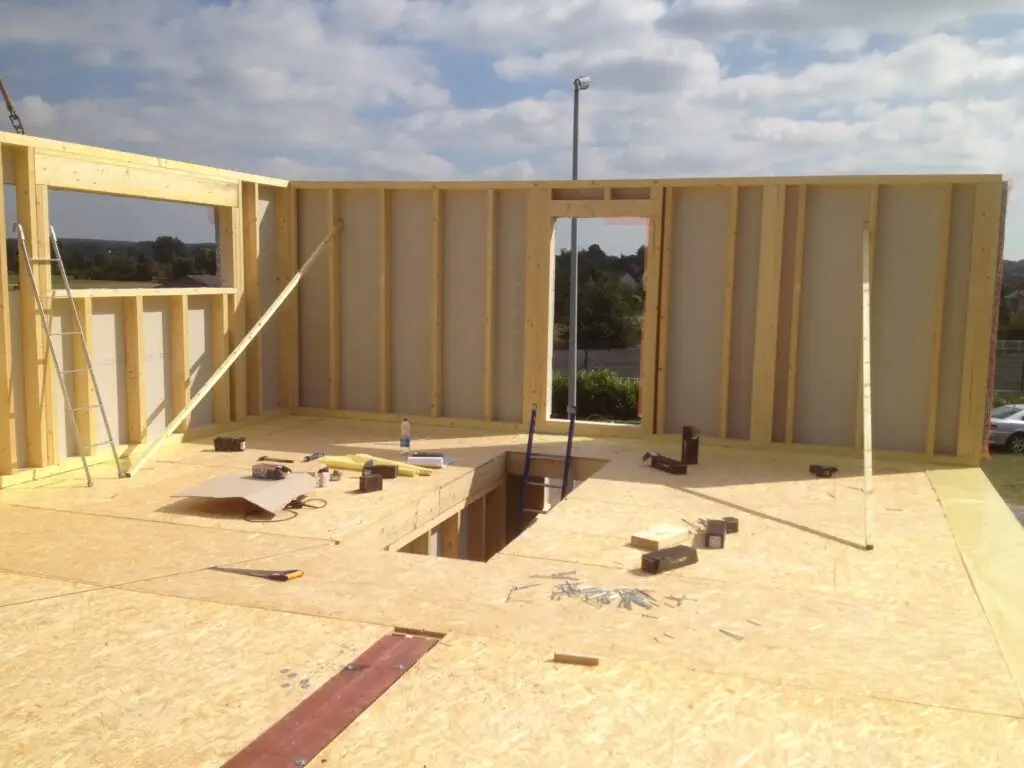 Binnenzijde van de houten wandconstructie tijdens de bouw