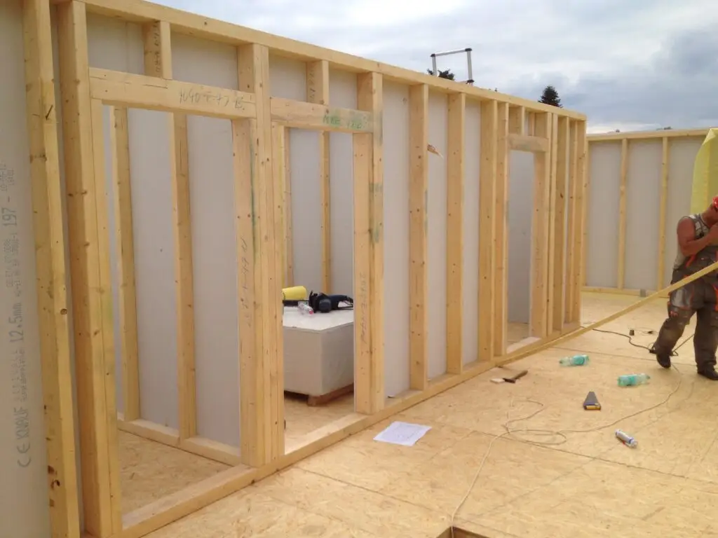 Houten wandconstructie met deuropeningen tijdens de nieuwbouw in Landegem
