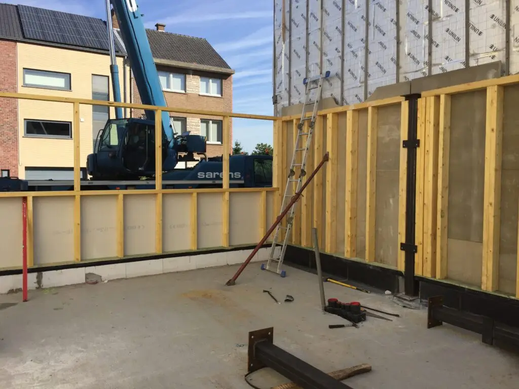 Houtskeletwanden tijdens de opbouw van de nieuwbouw in Halle