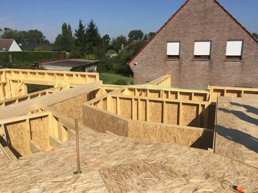 Houten wandstructuur en vloerbeplating tijdens de bouw van de woning in Zottegem