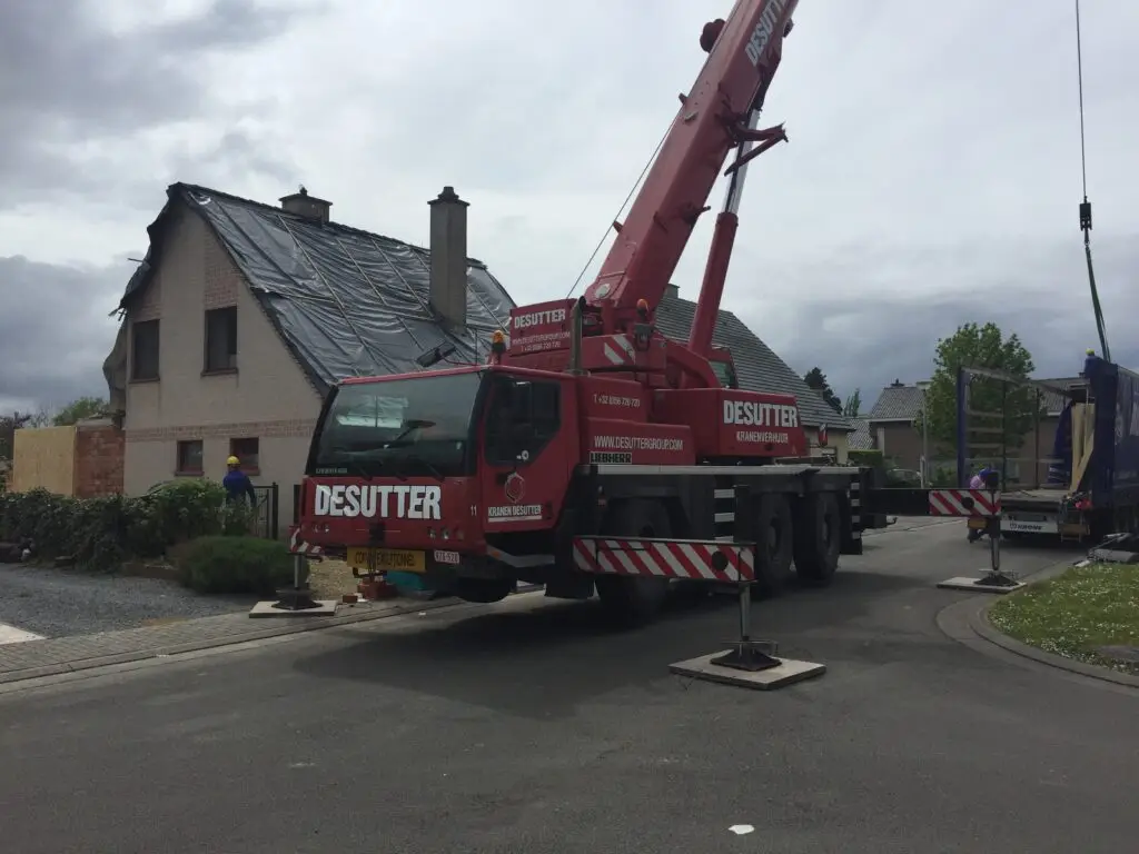 Kraan bij de montage van de prefab houtskelet aanbouw in Lierde