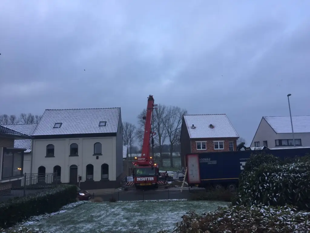 Montage van prefab houtskeletpanelen voor de nieuwbouw in Voorde