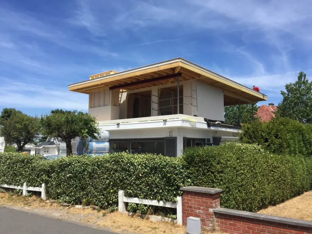 Houtskeletconstructie van de woninguitbreiding in Koksijde