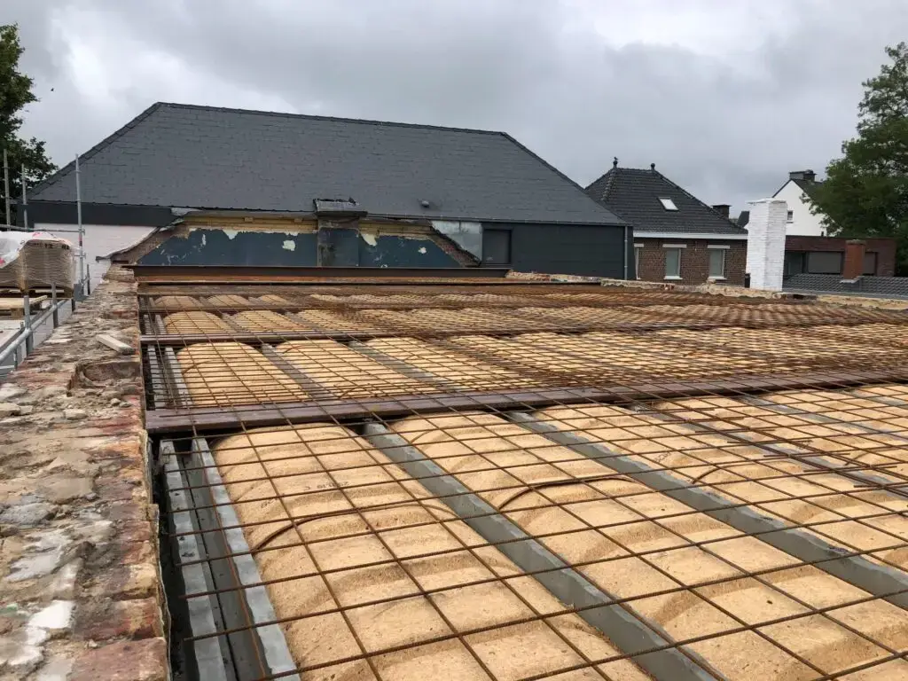 Potten-en-balkenvloer bij De Kring in Oudenaarde, klaar voor het storten van beton
