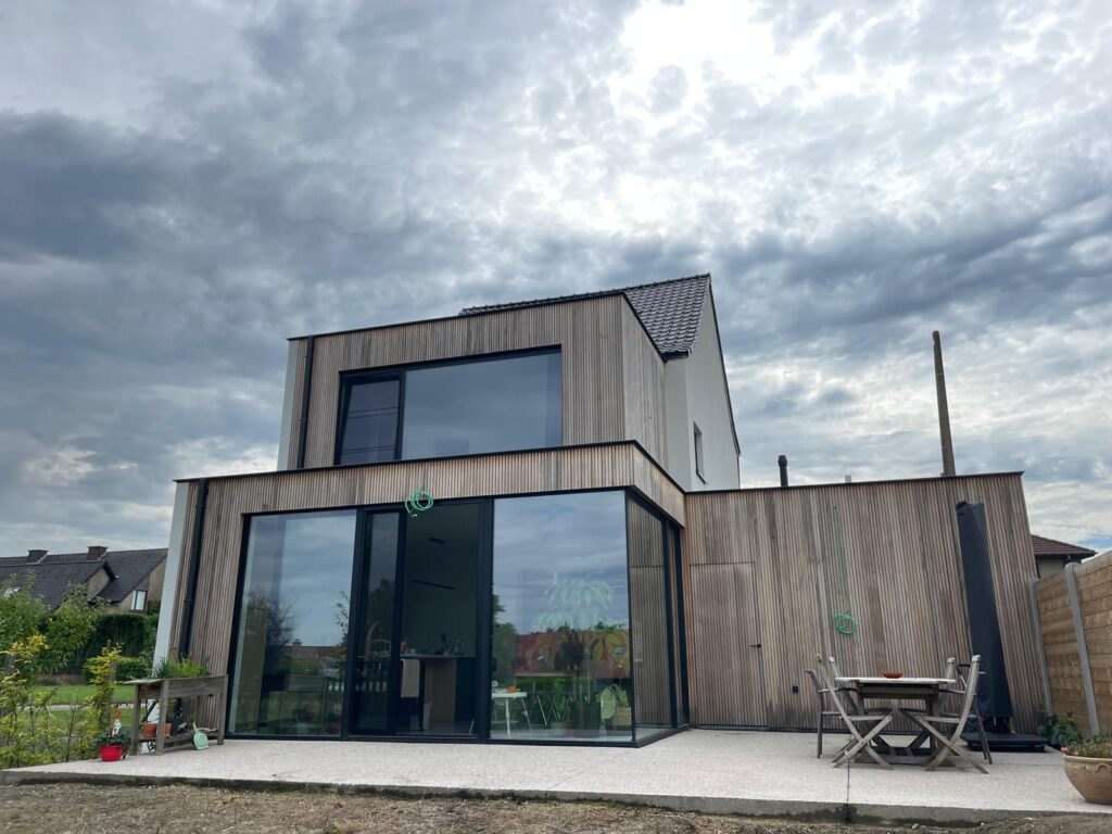 Houtskelet aanbouw met verticale thermo fraké bekleding en grote ramen in Semmerzake
