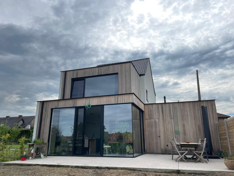 afgewerkte aanbouw in houtskeletbouw. buitenzijde is veel glas zichtbaar in de keuken en de slaapkamer. De gevel is afgewerkt met thermo fraké planchetten.