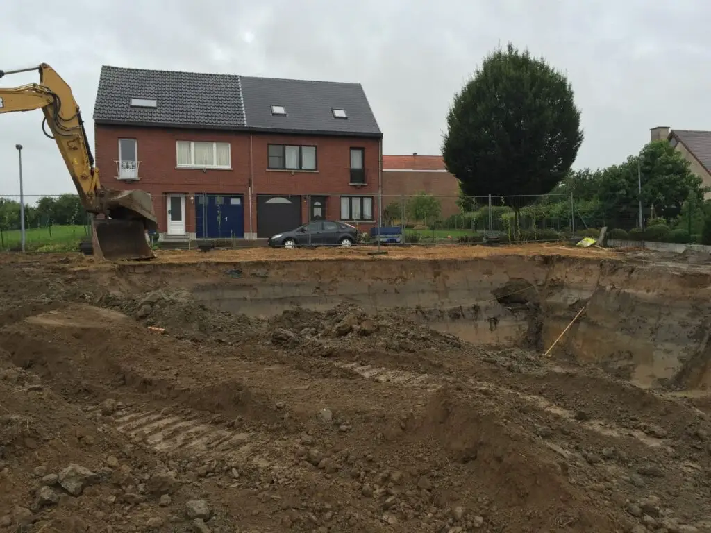 Uitgegraven bouwput tijdens de grondwerken in Denderleeuw