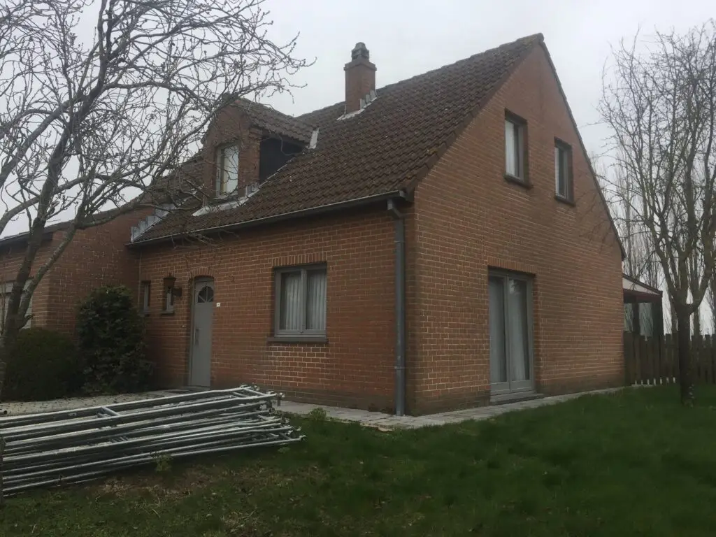 Bestaande bakstenen woning in Ressegem vóór de houtskeletoptopping