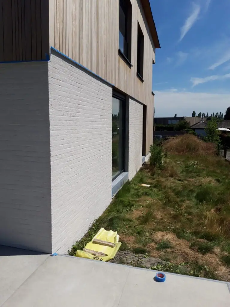 gevelsteen en kalei op de gelijkvloers en thermo fraké variozone op de verdieping