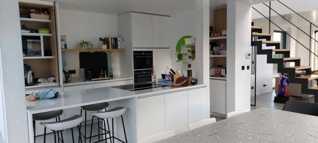 Afgewerkte keuken in de gerenoveerde woning in Merelbeke