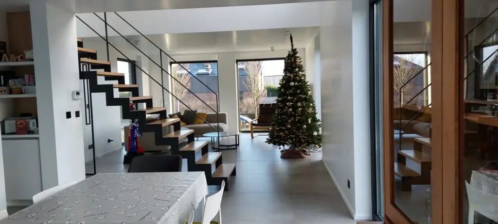 Afgewerkte living na de renovatie van de houtskeletwoning in Merelbeke