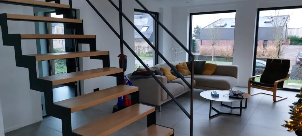 Zithoek met open trap in de gerenoveerde houtskeletwoning in Merelbeke