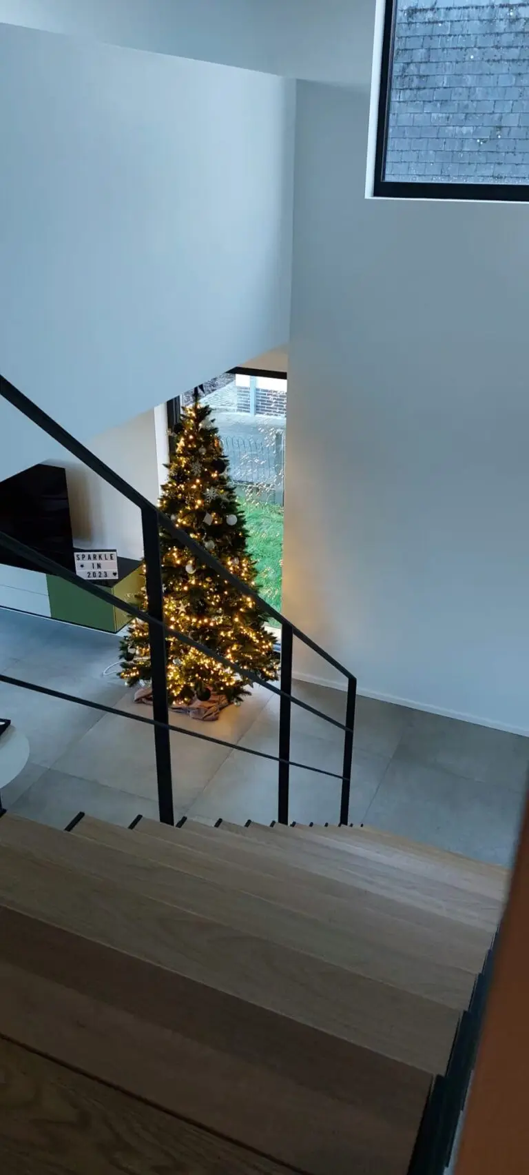 de afgewerkte open vide met open trap