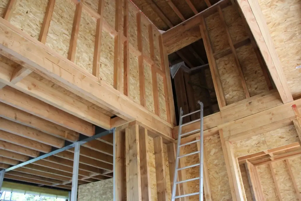 Open structuur van de houtskeletbinnenmuren en draagvloer in Merelbeke