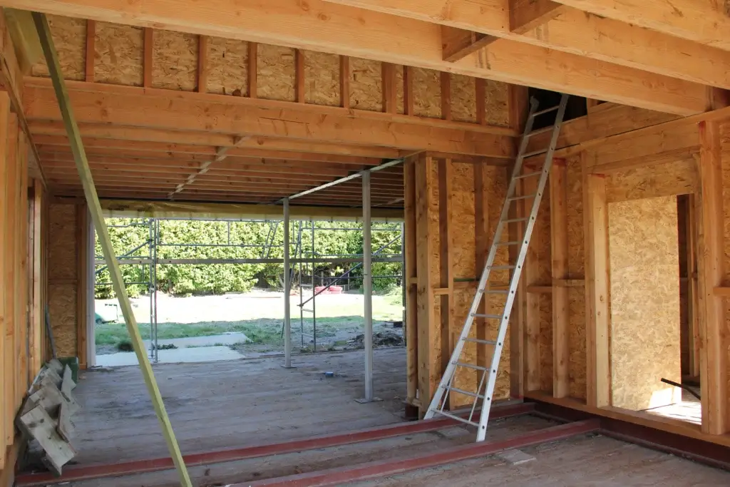 Houtskeletconstructie van de binnenmuren en tussenvloer in Merelbeke