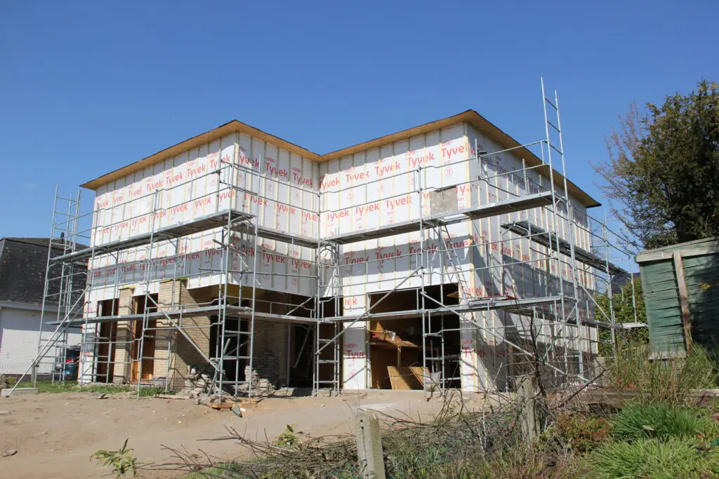 Houtskeletconstructie van de renovatie in Merelbeke, ingepakt met gevelmembraan