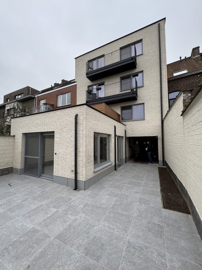 houtskelet gent. afgewerkt appartementsgebouw met steenstrips. meldorfer van caparol.