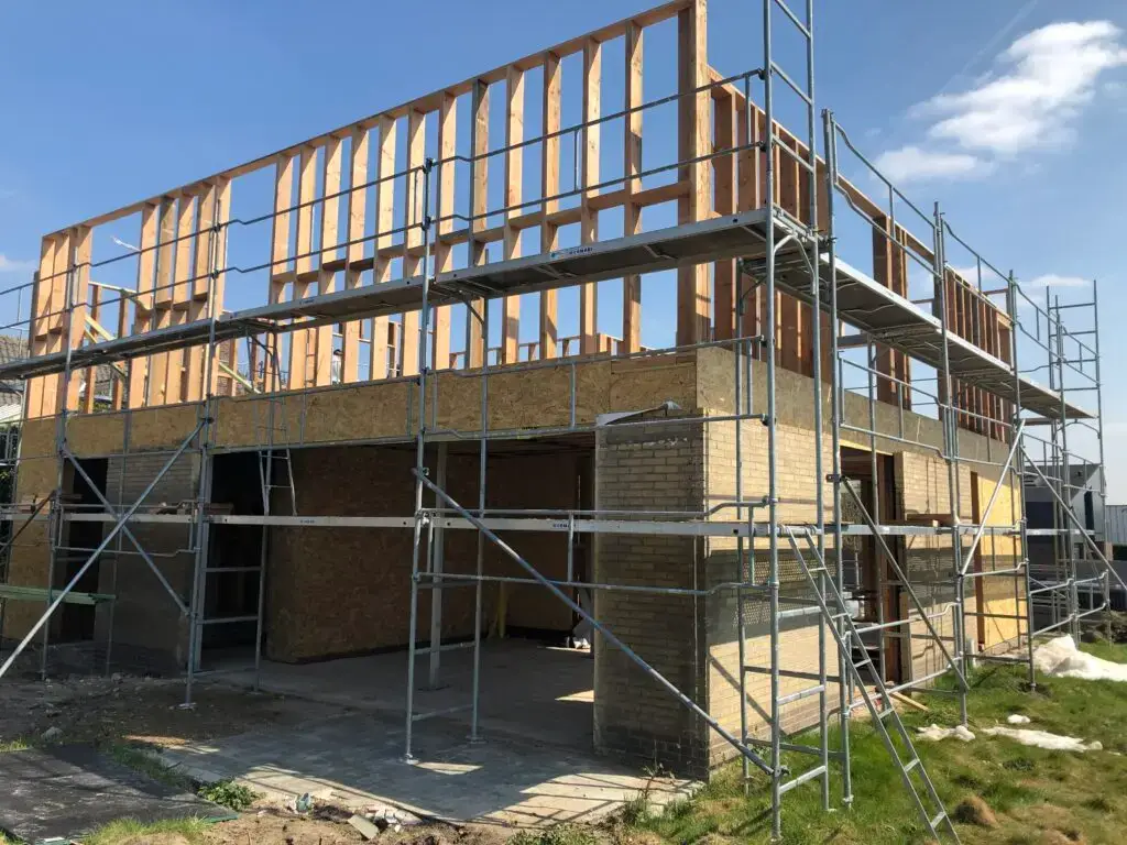 Bestaande houtskeletstructuur in Merelbeke, aangepast en versterkt voor de nieuwe verdieping